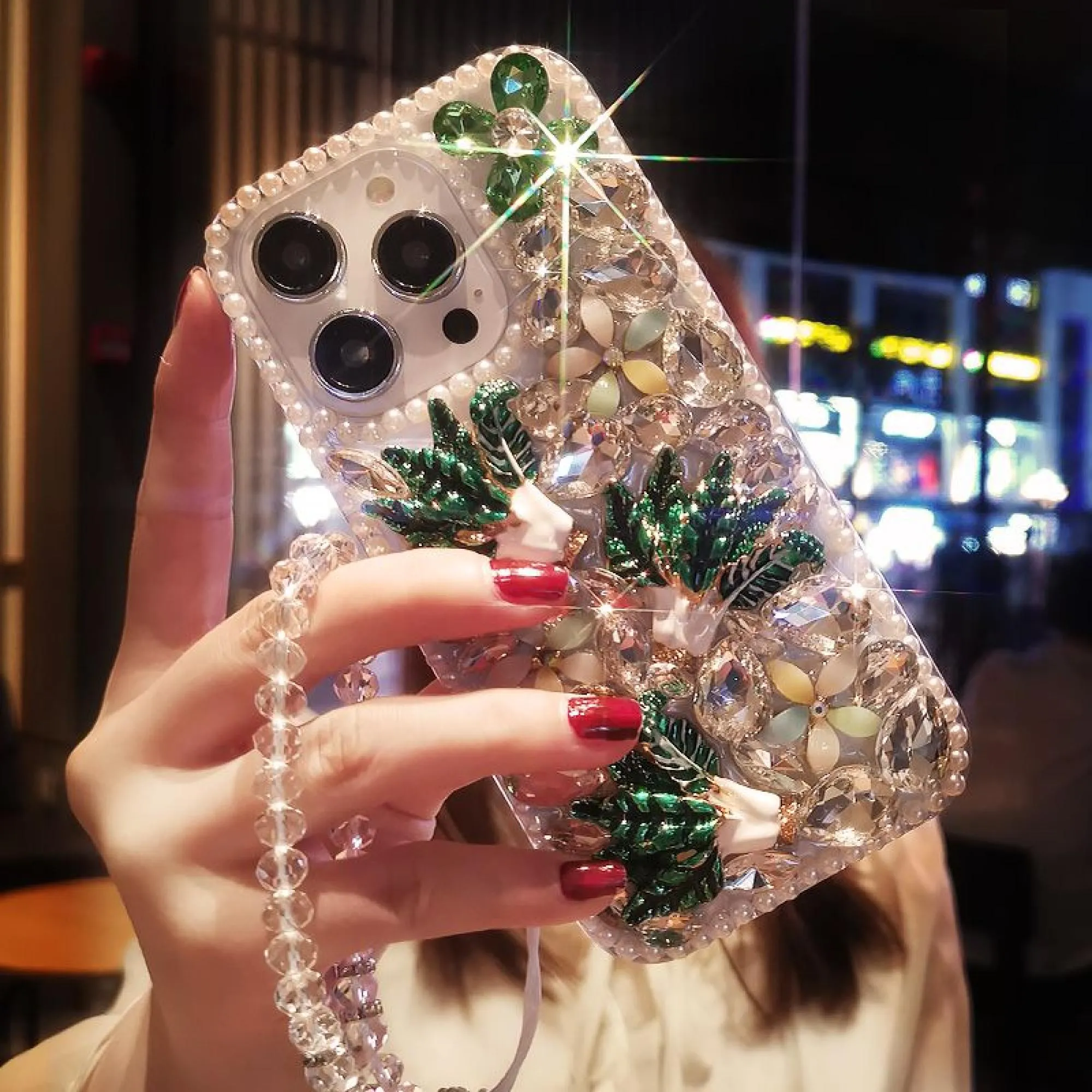 {"product_name":"Sparkling Pineapple Crystal iPhone Protective Case"}